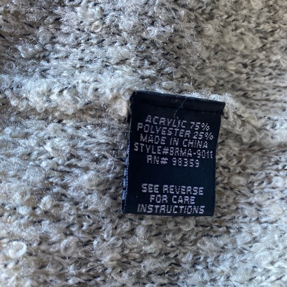 Maddison size M/M, loose fit like a poncho. Keeps you warm and looking good. - Picture 4 of 5